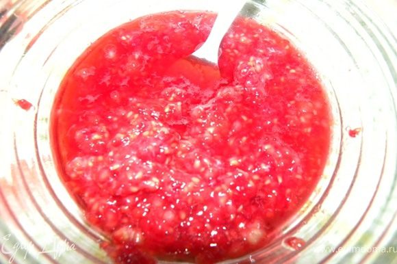 Малину посыпать сахарной пудрой (оставить несколько ягод для украшения), размять вилкой и дать ягодам пустить сок.