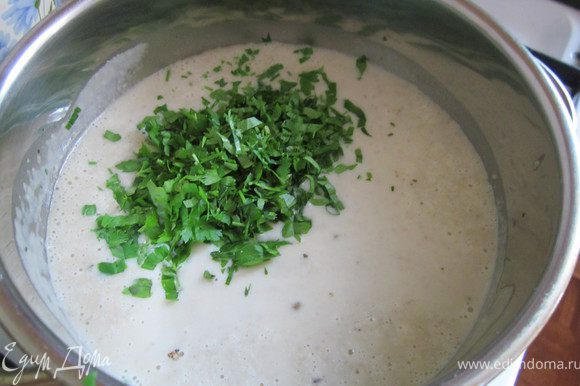 Затем превращаем суп в пюре при помощи блендера. Добавляем сливки перец и соль. Режем мелко петрушку и добавляем ее в суп. Еще раз доводим все до кипения. Подаем суп к столу!