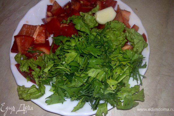 Мелко нарезать помидор, перец, салат и зелень.Выложить поверх чиабатты