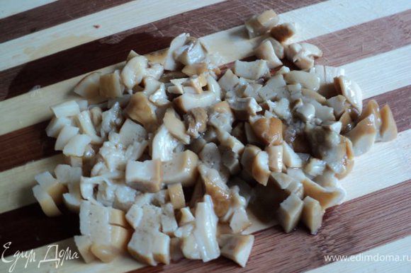 Белые маринованные грибы промыть, мелко порезать ( можно измельчить в блендере).