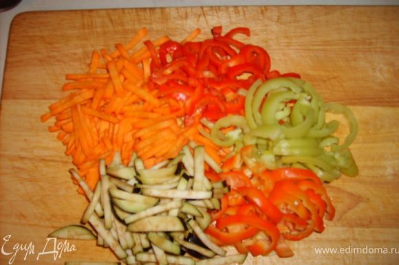 Теперь режем соломкой все овощи:перец болгарский, морковь, баклажан.