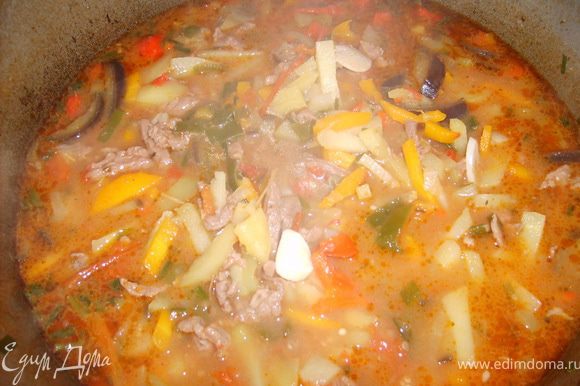 После 20 минут как потушилось мясо с помидорами, добавить все овощи, все хорошо перемешать и залить водой, чтобы вода все полностью покрывала