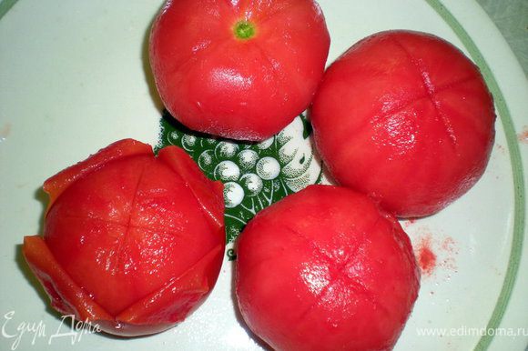На помидорах сделать надрезы и ошпарить кипятком.Снять кожицу и удалить зернышки.