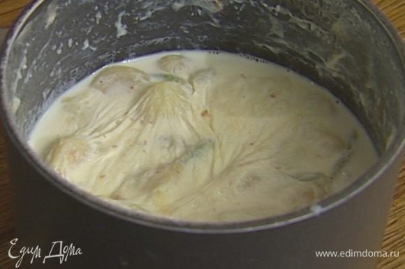 Молоко влить в кастрюлю, добавить картофель, чеснок, мускатный орех, соль и перец и варить 20 минут, до готовности картофеля.