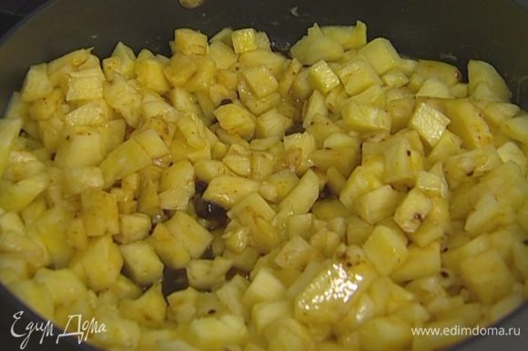 Приготовить соус: растопить в сковороде 50 г сливочного масла, добавить мусковадо, ананас и томить на медленном огне 15 минут.