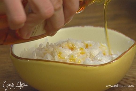 Готовый рис выложить в креманки, полить небольшим количеством сиропа.