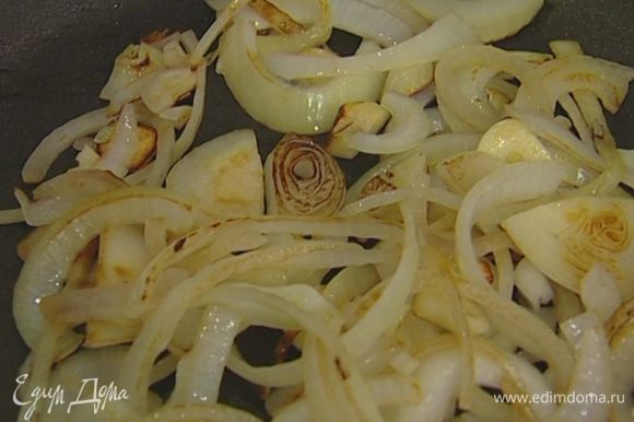 Разогреть в другой сковороде 2 ст. ложки растительного масла, обжарить лук и чеснок вместе с листьями розмарина.