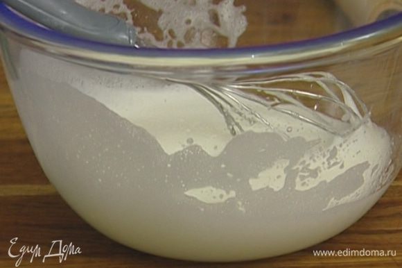Белки взбить со щепоткой соли в крепкую пену.