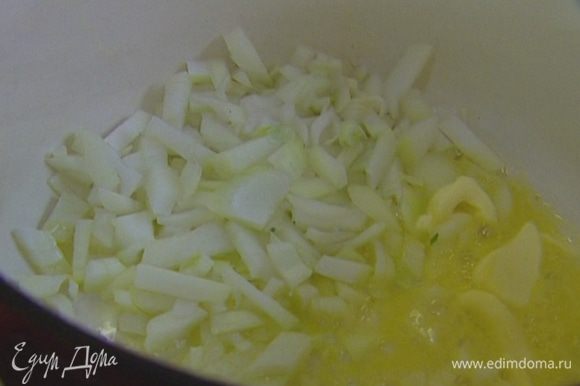 Разогреть в тяжелой сковороде сливочное масло и 2–3 ст. ложки оливкового, обжарить лук до прозрачности.