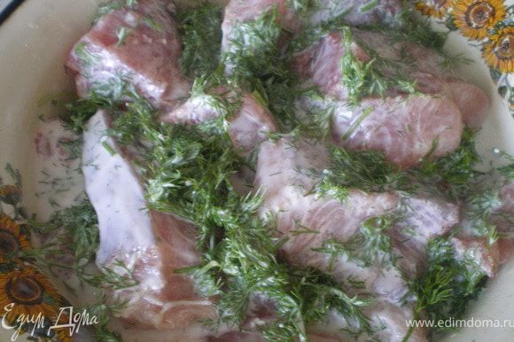 Рыбное филе нарезать на порционные кусочки. Посолить. Добавить измельчённую зелень укропа и залить кефиром. Дать постоять 10 минут.