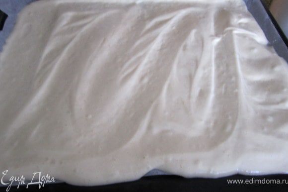 Приготовить тесто для бисквита по рецепту http://www.edimdoma.ru/recipes/20733. Для выпечки нужно использовать противень, закрытый пергаментной бумагой. Выложить тесто. Выпекать в духовке 10-15 минут, при температуре 180 гр.