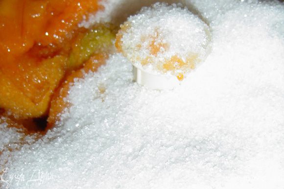 Абрикосы с сахаром загружаем в блендер