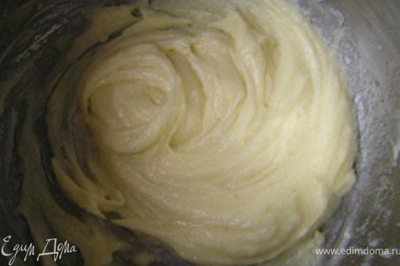 Для коржей. Сливочное масло растереть с сахаром, добавить желток, цедру лимона, ванилин, щепотку соли и замесить тесто.
