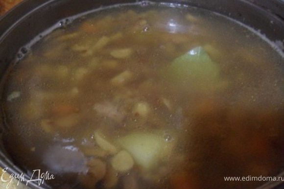 Положить в бульон к мясу овощи, варить 10 минут, после положить грибы и гречку и варить еще 10-15 минут.Готовый суп посолить, поперчить, добавить лавровый лист.