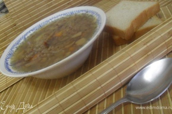 Подавать суп с зеленью и сметаной.Приятного аппетита!:)
