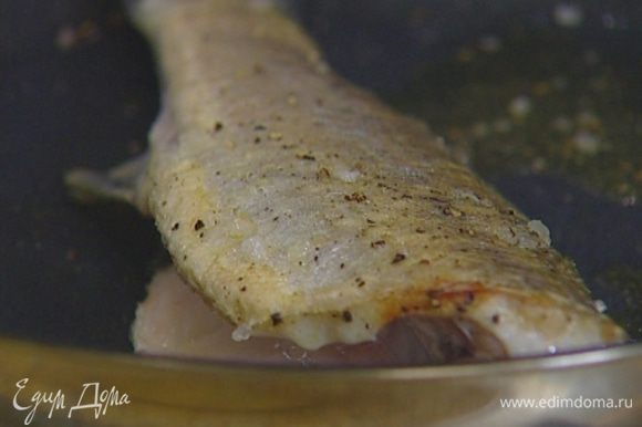 Рыбу посолить и поперчить. Разогреть в сковороде 1 ст. ложку оливкового масла и обжарить рыбу с обеих сторон до золотистой корочки, затем разобрать на небольшие куски, удалив косточки.