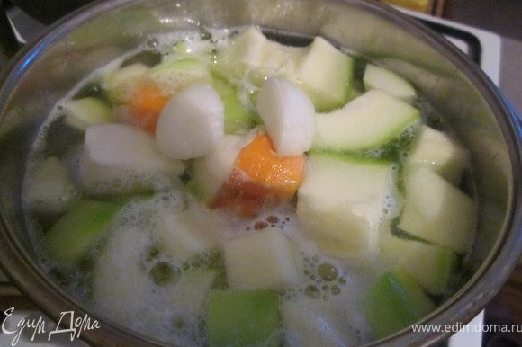 Заливаем овощи одним литром воды (можно конечно и куриным бульоном, но я летом предпочитаю легкие супчики) доводим до кипения и варим 20-25 минут.