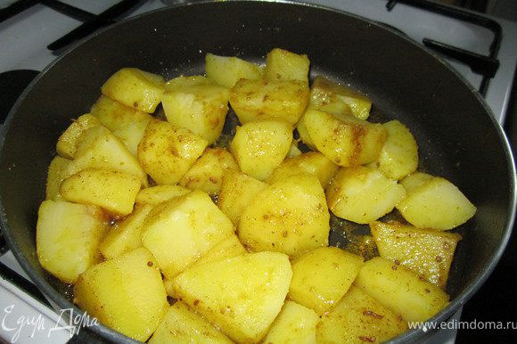Кладем картофель, готовим на среднем огне до полной готовности. Картофель, время от времени помешиваем, что бы он весь пропитался запахами и вкусами специй.
