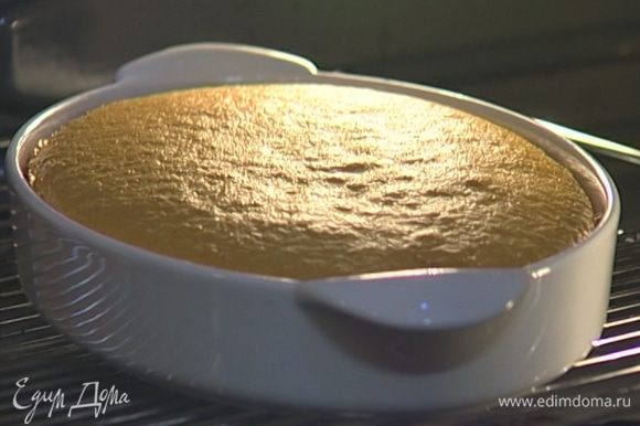 Смазать небольшую форму для выпечки сливочным маслом, выложить в нее тесто и выпекать в разогретой духовке 25 минут.
