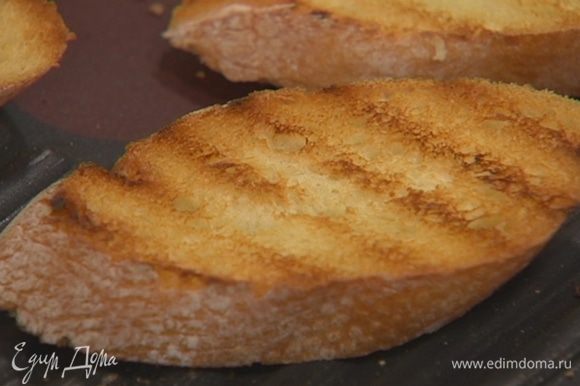 Хлеб обжарить в тостере или на сухой сковороде. Выложить мясо в маринаде на хлеб и подавать.
