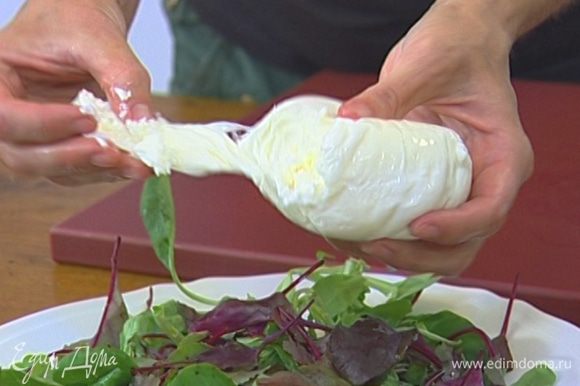 Моцареллу и инжир порвать руками, выложить на листья салата и полить оставшимся оливковым маслом и бальзамическим уксусом.