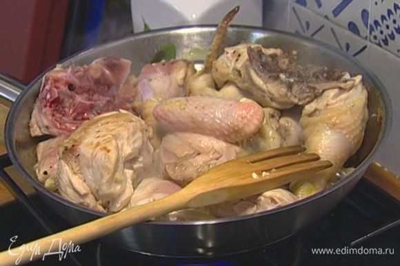 Разогреть в сковороде растительное масло, добавить лук, курицу и 5‒6 листьев шалфея. Обжарить слегка куриное мясо с обеих сторон.