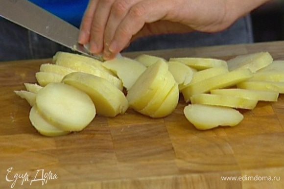 Картофель отварить, почистить и нарезать дольками, посолить и поперчить.