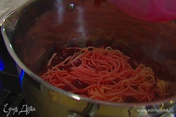 Спагетти откинуть на дуршлаг, затем заправить розовым соусом.