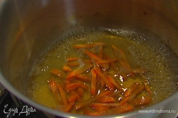 Нарезанную морковь опустить в кипящий соус и отваривать 2 минуты, затем выложить на бумажное полотенце.