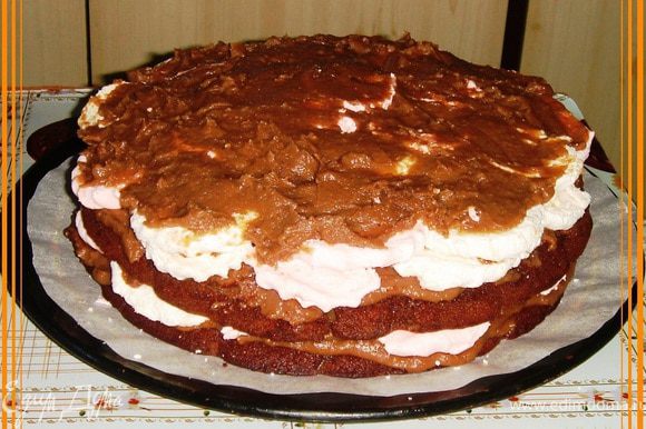 Все коржи густо смазать кремом. Сверху на крем между 1 и 2, а также между 2 и 3 коржами уложить плотно кружочки разрезанного зефира и уложить в торт.
