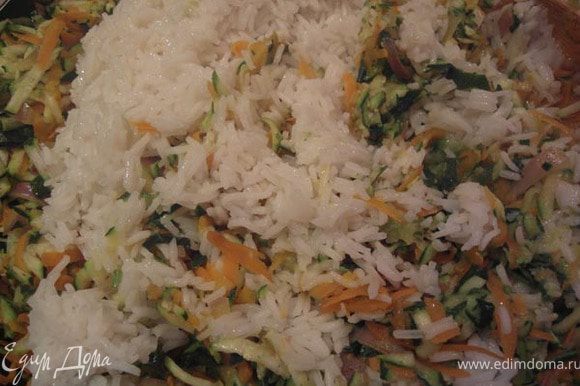 Снять сковороду с огня и переложить овощи в большую миску. Добавить рис. Дать 10 минут массе охладиться.