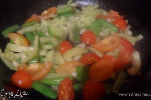 Выложить овощи к фасоли, добавить кетчуп.Протушить овощи 5 минут.
