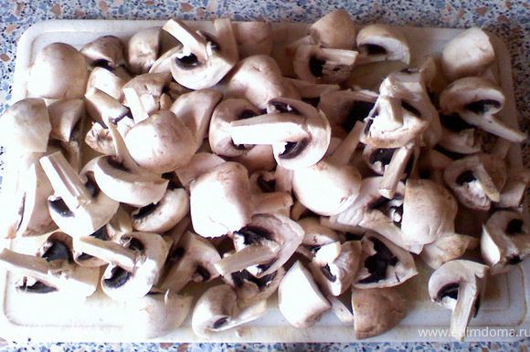 Порезать грибы на половинки, если крупные на четвертинки.