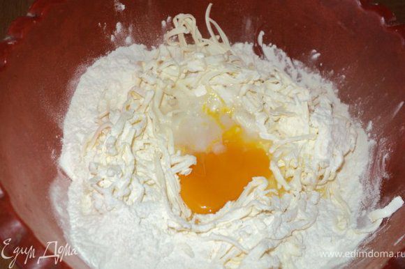 Муку просеять, добавить сахар, соль, перемешать. В муку потереть на терке охлажденный маргарин, добавить 1 яйцо, соду погашенную уксусом, быстро замесить тесто.