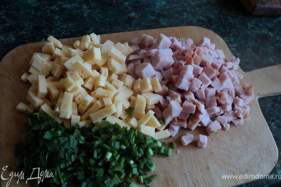 Начинка: порезать мелкими кубиками копчености,сыр, порезать мелко зелень.