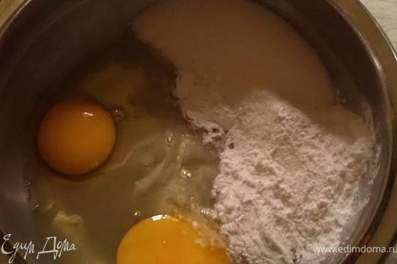Яйца перемешать с сахаром и крахмалом