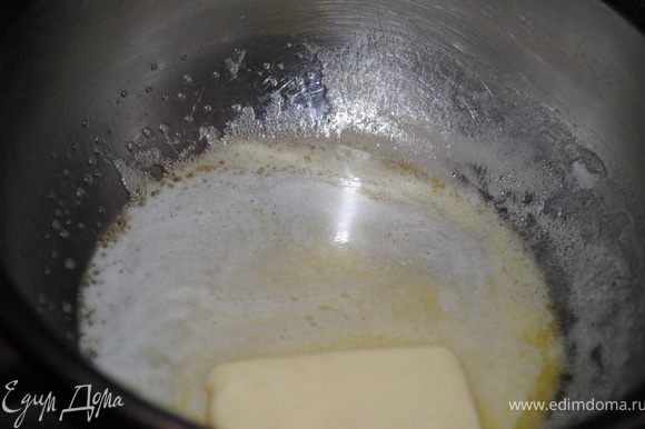 Добавить к маслу муку, перемешать, влить немного молока, перемешать и добавить молоко, непрерывно помешивая пока не загустеет соус.