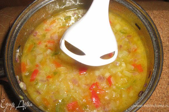 Влить бульон.довести до кипения и варить овощи 15 минут,до мягкости.Супу дать не много остыть и измельчить с помощью блендера.Приправить солью и перцем.