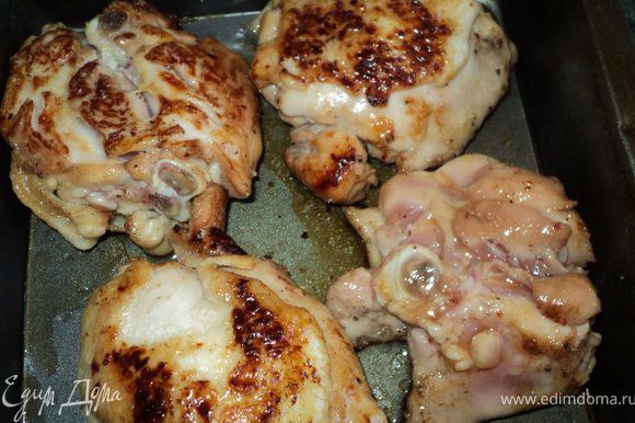 Курицу поджарить на сковороде с растительным маслом до румяной корочки со всех сторон.Выложить курицу в форму для запекания, полить белым вином, закрыть фольгой и запекать в духовке при температуре 200 градусов 20-25мин.