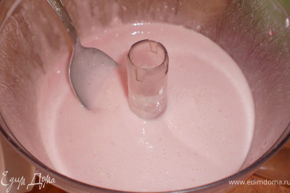 Йогурт взбить с сахаром, малиновым пюре и остальным желатином.