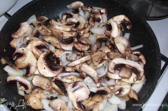 перец режем и жарим на сковородке,грибы и лук тоже жарим жарим на сковородке только отдельно от перца, так что-бы не было жидкости