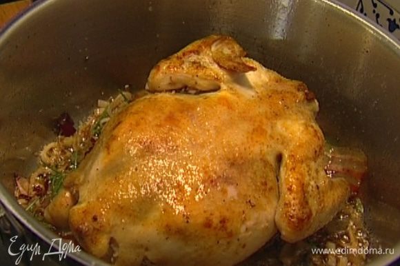 Вернуть курицу в кастрюлю, влить сидр, накрыть крышкой и томить около часа на медленном огне, перевернув 1 раз.