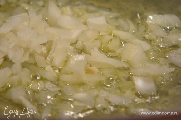 В сковороду добавить немного растительного масла, выложить лук, посолить, поперчить и обжаривать, пока он не станет мягким.