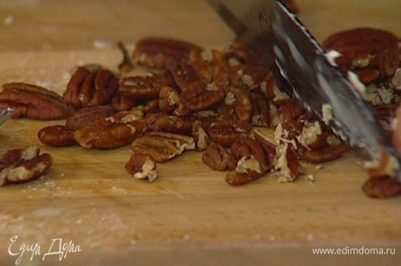 Ножом или с помощью блендера измельчить орехи, смешать их с оставшимся сахаром.
