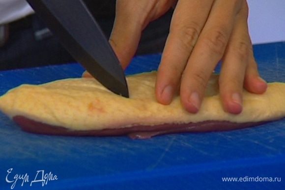 Утиное мясо вымыть и просушить бумажным полотенцем. По всей поверхности на кожице сделать небольшие надрезы, а на обратной стороне — глубокие проколы ножом.