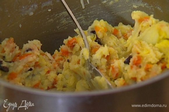 Соединить картофельное пюре, морковь и оливки, добавить желток, пармезан, 50 г муки, поперчить, посолить и вымешать тесто.