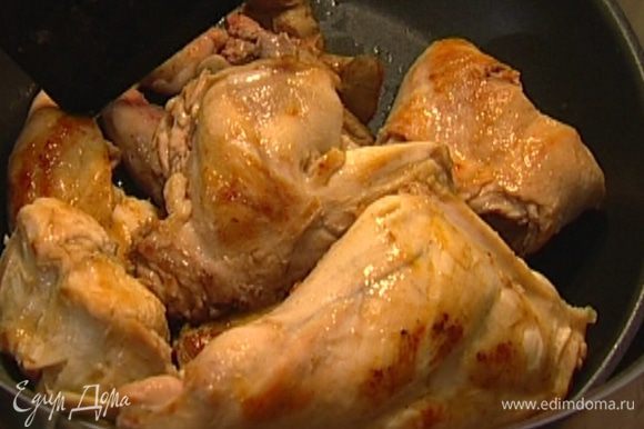 Растопить в тяжелой кастрюле сливочное масло, обжарить мясо кролика до золотистого цвета и выложить на тарелку.