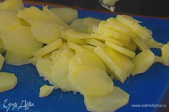 Картофель почистить и отварить, слегка недоварив, обдать холодной водой и нарезать тонкими кружками.