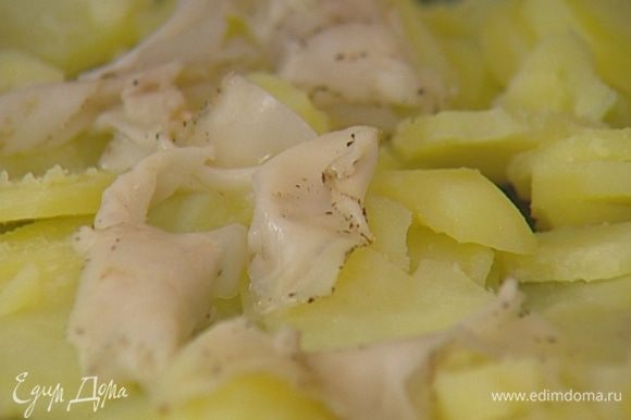 Неглубокую форму для выпечки смазать оливковым маслом, выложить в нее картофель в два слоя, сверху разложить сало и отправить в духовку под гриль на 5 минут.