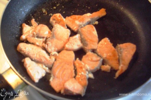 6.Филе лосося тоже oбжарить на сковородкe и можно порезать на куски поменьше.